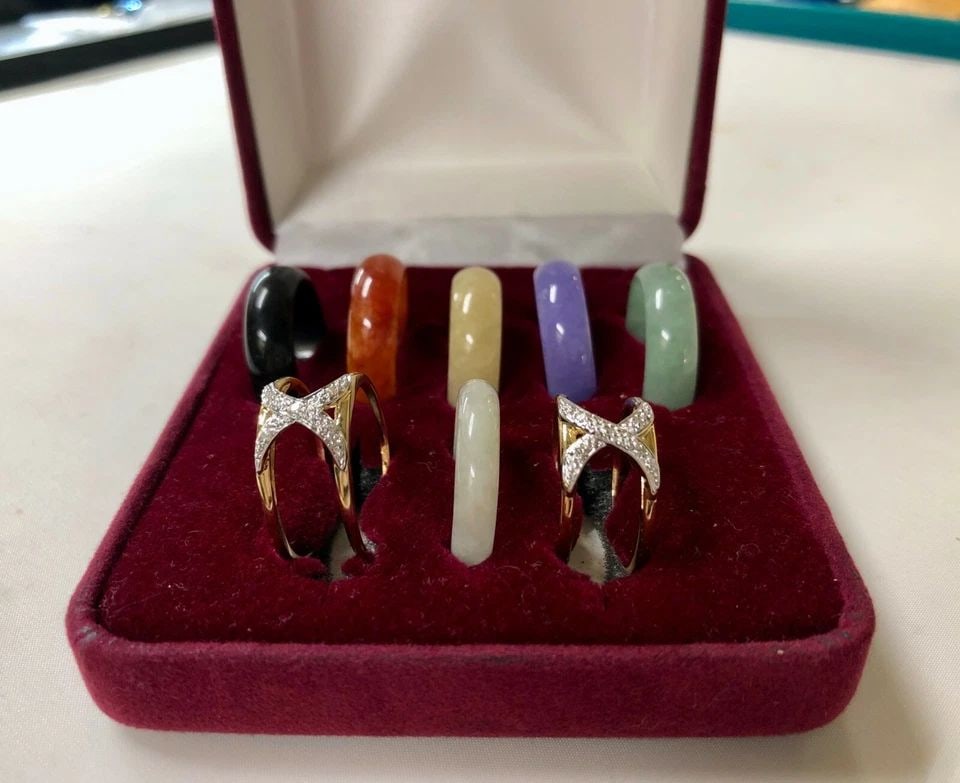 14K YELLOW GOLD DIAMOND 7 MULTI COLOR INTERCHANGEABLE JADE RING SET: 14K YELLOW GOLD DIAMOND 7 MULTI COLOR INTERCHANGEABLE JADE RING SET 14K Yellow Gold Diamond 7 Multi Color Interchangeable Jade Ring Set You are bidding on a pre-owned 14K Yellow Gold Diamond 6 Multi C