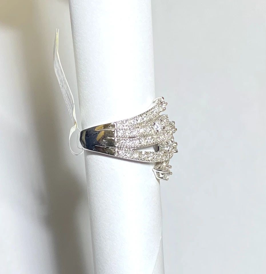 WOMEN'S 14K WHITE GOLD RING WITH 1CTW NATURAL DIAMONDS (SIZE 7) 7.6 GRAMS: WOMEN'S 14K WHITE GOLD RING WITH 1CT DIAMONDS (SIZE 7) Women's 14k White Gold Ring with 1CT Diamonds (Size 7) You are bidding on a new with tags Women's 14k White Gold Ring with 1CT Diamonds. The ring