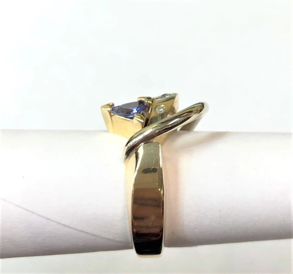 14K GOLD TWO TONED RING WITH 0.88CT TANZANITE AND DIAMONDS 9.2 GRAMS SIZE 7.25: 14K GOLD TWO TONED RING WITH TANZANITE AND DIAMONDS (SIZE: 7.25) 14k Gold two toned Ring with Tanzanite and Diamonds You are bidding on a 14k Gold two toned yellow/white ring with Tanzanite and Diamon