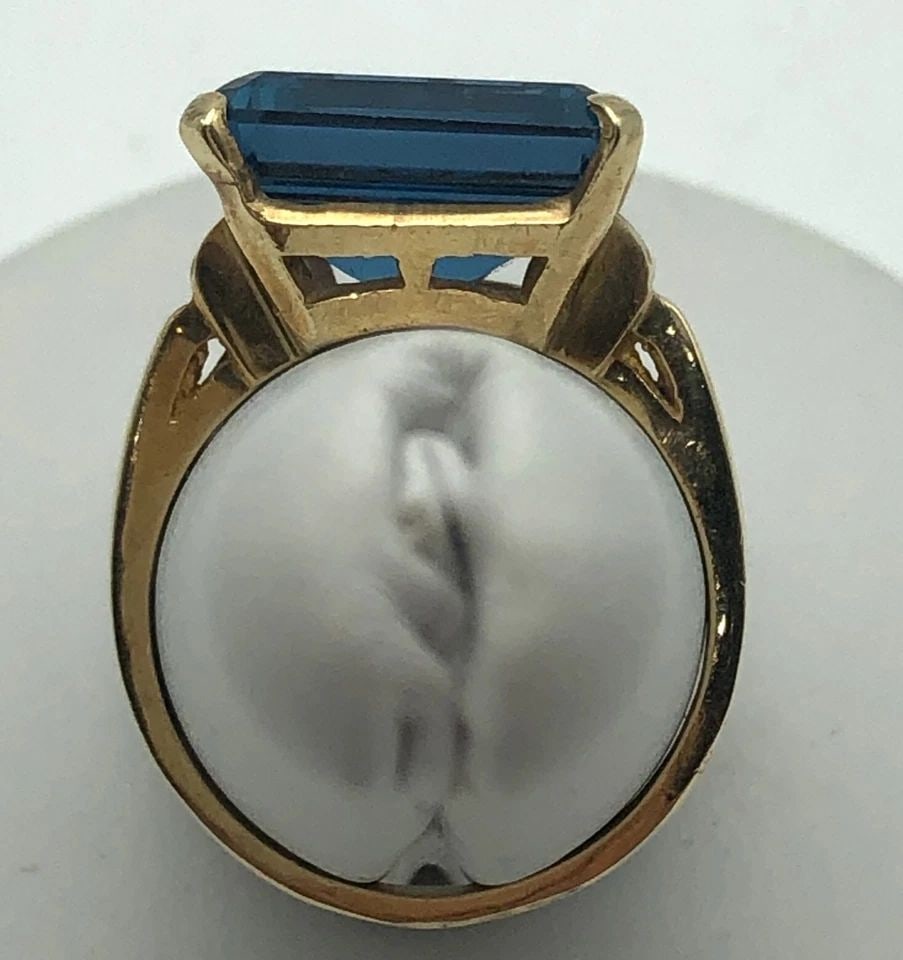 14K YELLOW GOLD RING SET WITH 13.7MM SQUARE LONDON BLUE TOPAZ ( SIZE: 8 ) 7G: 14K YELLOW GOLD RING SET WITH 13.7MM SQUARE LONDON BLUE TOPAZ SIZE: 8 14k Yellow Gold Ring set with square London Blue Topaz Condition: Used Material: 14k Yellow Gold Ring Size: 8 Weight: 7 grams Top 