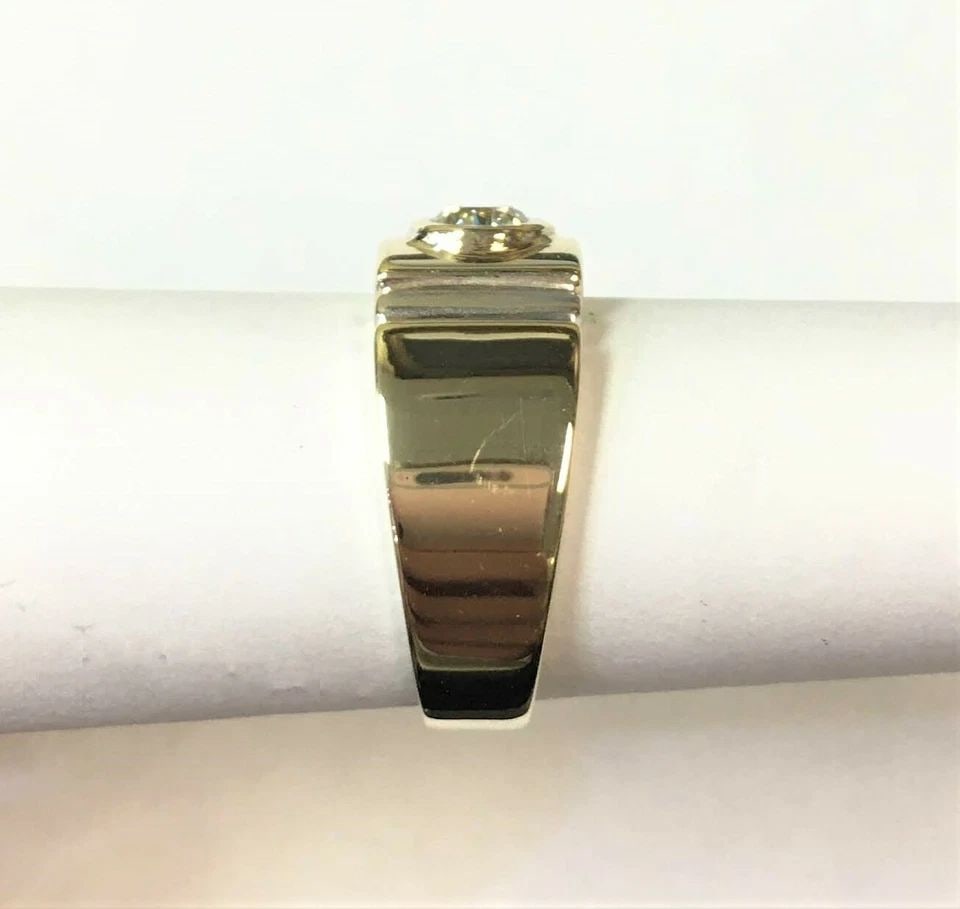 14K YELLOW GOLD BAND W/ WHITE GOLD ACCENTS 0.50CT NATURAL DIAMOND (SIZE: 7.5): 14K YELLOW GOLD BAND WITH WHITE GOLD ACCENTS WITH SINGLE DIAMOND (SIZE: 7.5) 14k Yellow Gold Band with White Gold accents with single Diamond You are bidding on a 14k Yellow Gold Band with White Gold 