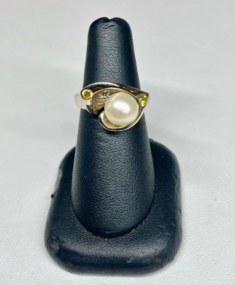 14K GOLD RING WITH 8MM PEARL AND TWO YELLOW CUBIC ZIRCONIA'S SIZE: 6 8.8G: WOMEN'S 14K YELLOW GOLD RING WITH 8MM PEARL AND YELLOW CUBIC ZIRCONIA STONES Women's 14k Yellow Gold Ring with Multi-Color Jade You are bidding on a pre-owned Women's 14k Yellow Gold Ring with Multi-C