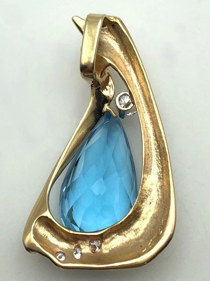 14K GOLD PENDANT WITH SWISS BLUE TOPAZ AND 0.18CTS OF DIAMONDS ( 8.5 GRAMS ) (1 of 2)