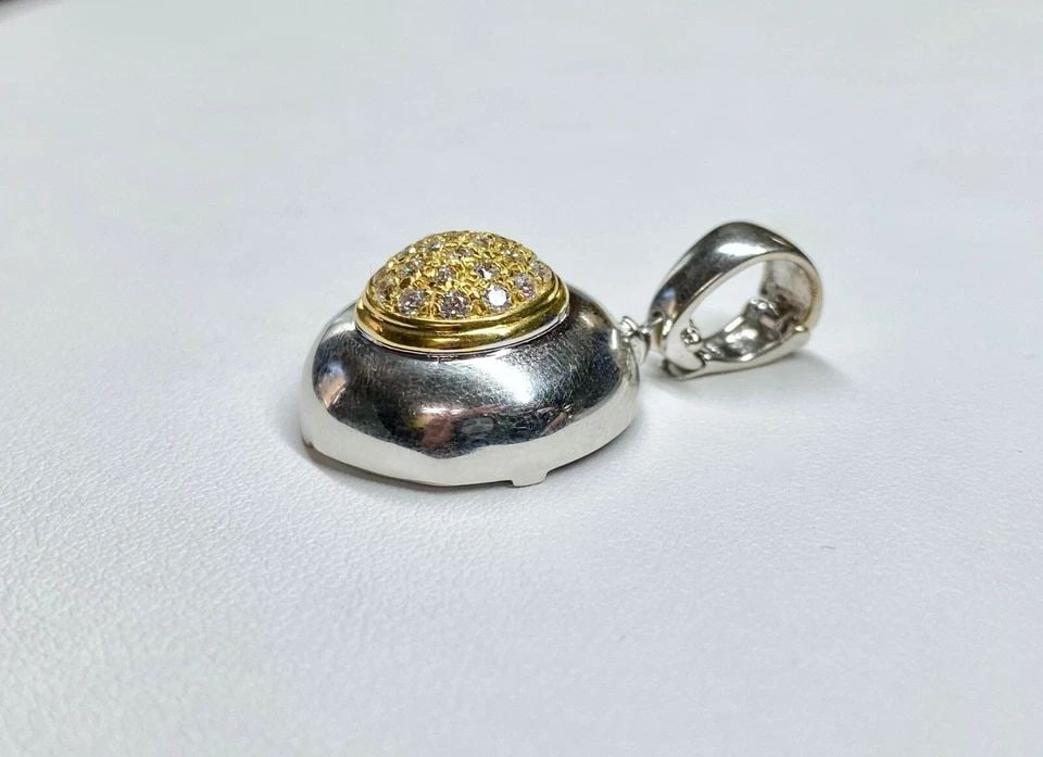 WOMEN'S 18K WHITE / YELLOW GOLD PENDANT WITH WHITE CUBIC ZIRCONIA (7.3 GRAMS): Women's 18k White/yellow Gold Pendant with White Cubic Zirconia You are bidding on a pre-owned Women's 18k White/yellow Gold Pendant with White Cubic Zirconia. The pendant has minor scuffs and scratch