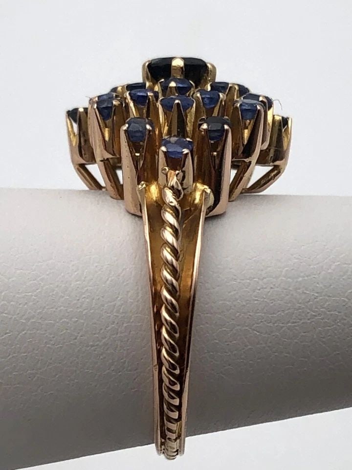 18K GOLD RING, 1.20CTS NATURAL SAPPHIRE CLUSTER ( SIZE: 7 ) 7.3G: 18K YELLOW GOLD RING WITH 1.20CTTW NATURAL SAPPHIRE CLUSTER SIZE: 7 18k Yellow Gold Ring with 1.20cttw natural Sapphire Cluster Condition: Used, has been cleaned Material: 14k Yellow Gold Ring Size: 7