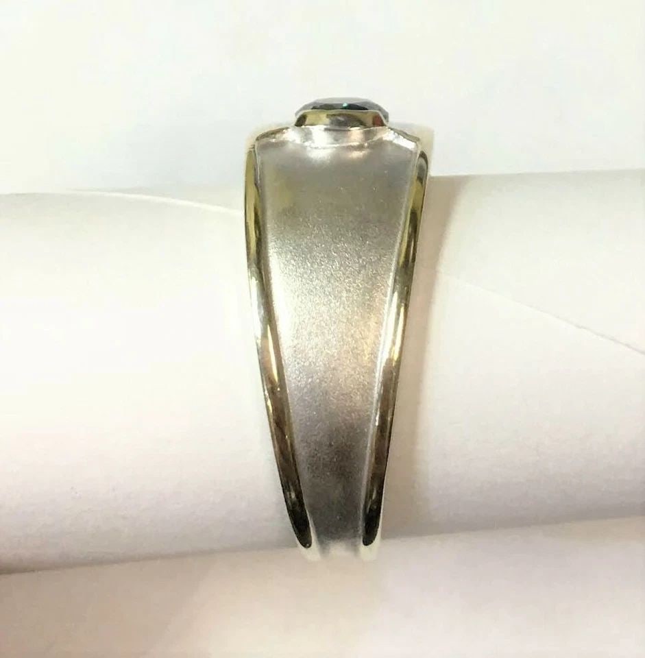 14K TWO TONE WHITE/YELLOW GOLD RING 0.55CT BLUE DIAMOND (SIZE 10) 5.4 GRAMS: 14K TWO TONE WHITE GOLD RING WITH YELLOW GOLD TRIM AND BLUE DIAMOND SIZE 10 14k Two Tone White Gold Ring with Yellow Gold Trim and center Blue Diamond You are bidding on a 14k two tone White Gold Ring