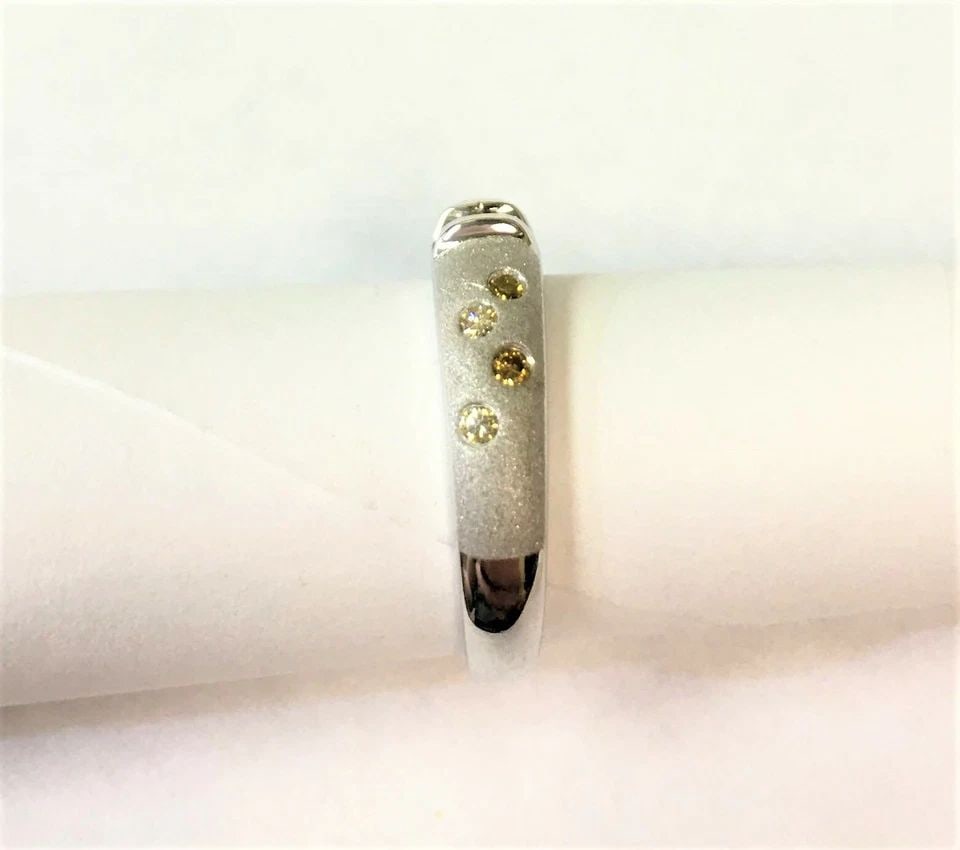 18K WHITE GOLD RING, 0.25CTS OF YELLOW DIAMONDS ( SIZE: 6 ) 5.7G (1 of 2)