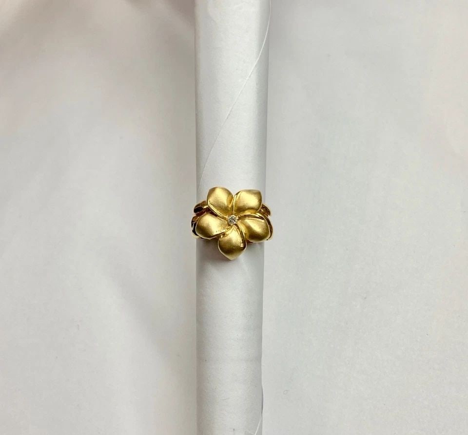 WOMEN'S 14K YELLOW GOLD FLOWER RING WITH 0.06CT DIAMOND (SIZE 8.25): WOMEN'S 14K YELLOW GOLD FLOWER RING WITH 0.06CT DIAMOND (SIZE 8.25) Women's 14k Yellow Gold Flower Ring with 0.06ct Diamond (Size 8.25) You are bidding on a new with defects Women's 14k Yellow Gold Fl