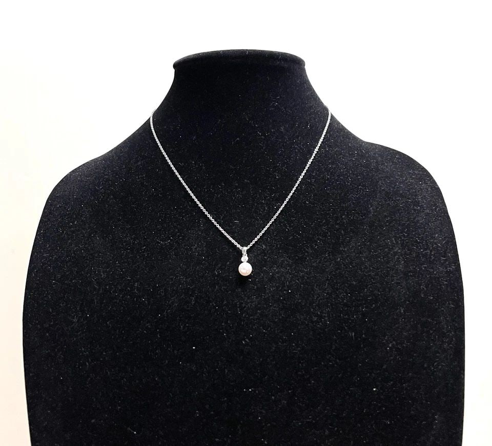 18K WHITE GOLD NECKLACE & PENDANT, PEARL, 0.15CT VS1 DIAMOND (18 INCH) 5 GRAMS (1 of 2)