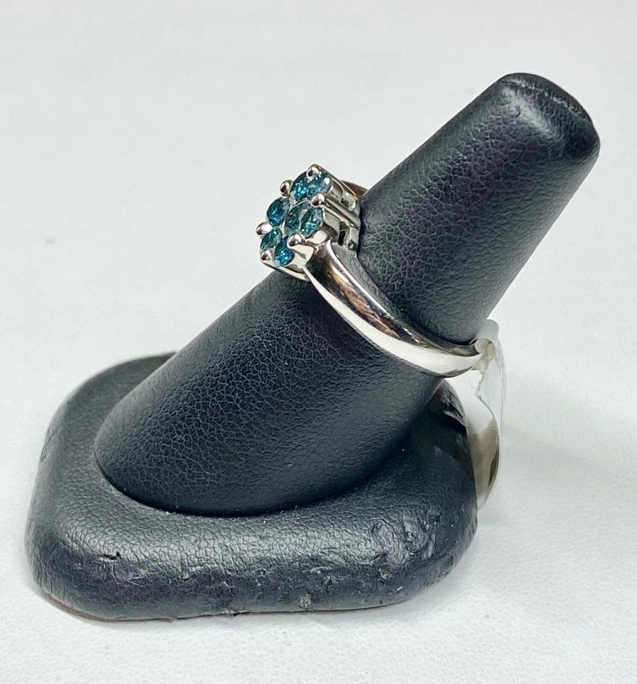 WOMEN'S 14K WHITE GOLD RING WITH 1.05CTS BLUE DIAMONDS 5.9 GRAMS ( SIZE 6.5 ): WOMEN'S 14K WHITE GOLD RING WITH BLUE DIAMONDS Women's 14k White Gold Ring with Blue Diamonds You are bidding on a new Women's 14k White Gold Ring with Blue Diamonds. The ring has minor scuffs and scr