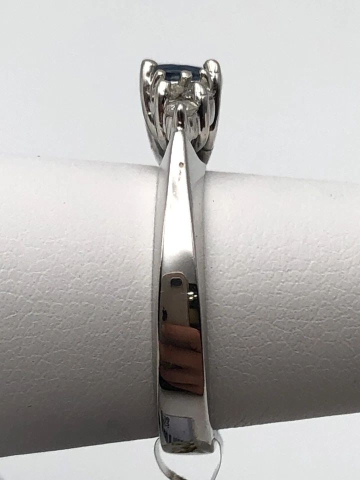 14K WHITE GOLD RING WITH BLUE SAPPHIRE AND 0.27CTS OF DIAMONDS SIZE: 6.75: 14K WHITE GOLD RING WITH BLUE SAPPHIRE AND 0.27CTS OF DIAMONDS SIZE: 6.75 14k White Gold Ring with Blue Sapphire and 0.27cts of Diamonds Condition: New with original tag, has been moved around in inve