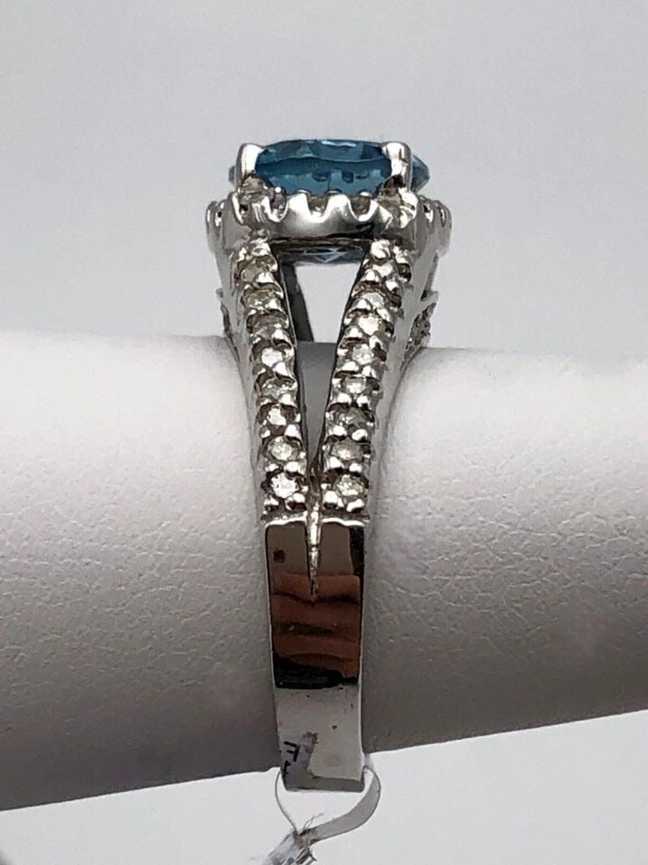 14K WHITE GOLD RING WITH OVAL BLUE TOPAZ, 0.62CTS DIAMONDS (SIZE: 6.5) 7.1 GRAM: 14K WHITE GOLD RING WITH OVAL BLUE TOPAZ AND 0.62CTS OF DIAMONDS SIZE: 6.5 14k White Gold Ring with oval Blue Topaz and 0.62cts of Diamonds Condition: New with original tag, has been moved around in i