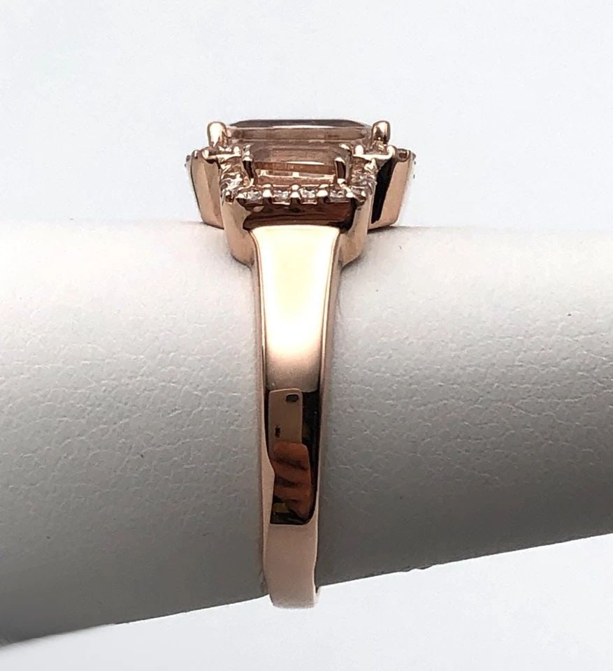14K ROSE GOLD RING SET WITH 3 MORGANITES AND 0.50CTS DIAMONDS SIZE: 8.25: 14K ROSE GOLD RING SET WITH 3 MORGANITES AND 0.50CTS OF DIAMONDS SIZE: 8.25 14k Rose Gold Ring set with 3 Morganites and 0.50cts of Diamonds Condition: Display model, has been moved around in inventor