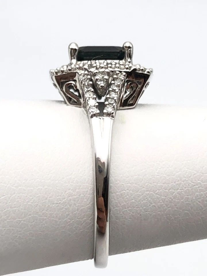 14K WHITE GOLD RING WITH 1.1CT NATURAL SAPPHIRE AND 0.65CTS DIAMONDS SIZE: 7: 14K WHITE GOLD RING WITH NATURAL 1.1CT SAPPHIRE AND 0.65CTS DIAMONDS SIZE: 7 14k White Gold Ring with natural Sapphire and 0.65cts of Diamonds Condition: Used, has been cleaned Material: 14k White Gol