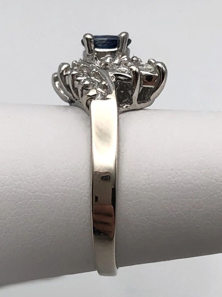 14K WHITE GOLD RING WITH NATURAL SAPPHIRE AND 0.55CTS DIAMONDS SIZE: 8: 14K WHITE GOLD RING WITH NATURAL SAPPHIRE AND 0.55CTS DIAMONDS SIZE: 8 14k White Gold Ring with natural Sapphire and 0.55cts of Diamonds Condition: Used, Display Model, has been cleaned Material: 14k 