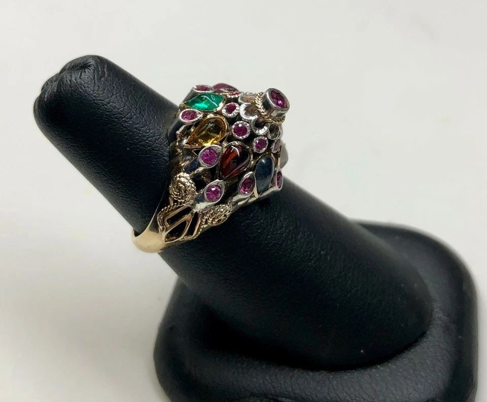 VINTAGE 18K GOLD TWO TONE CLUSTER COCKTAIL STYLE RING ( SIZE: 6 ) 5.7G: VINTAGE 18K GOLD TWO TONE CLUSTER RING. SIZE 6 Vintage 18K Two Tone Cluster Ring. Size 6 You are bidding on a pre-owned Two Tone Cluster 18k Ring. The ring has minor scuffs and scratches from normal w