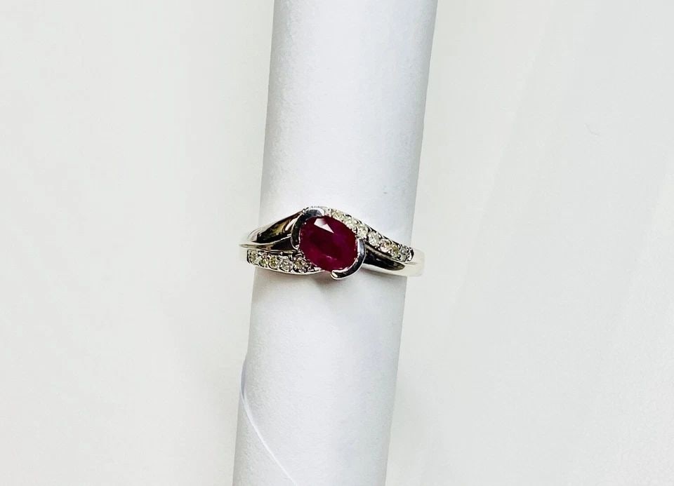 18K WHITE GOLD RING, 0.65CT NATURAL RUBY, 0.13CTS OF DIAMONDS ( SIZE: 6.5 ) 4G (1 of 2)