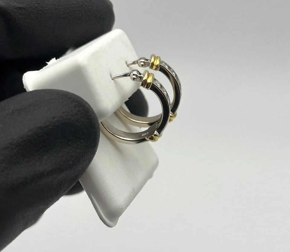18K GOLD TWO TONED WHITE/YELLOW HOOP EARRINGS WITH 0.60CTS OF DIAMONDS 6 GRAMS: 18K GOLD TWO TONED WHITE/YELLOW HOOP EARRINGS WITH 0.60CTS OF DIAMONDS 6 GRAMS 18k Two Toned Hoop Earrings with 0.60cts of Diamonds Condition: Used, have been cleaned Material: Solid 18k White and Yel