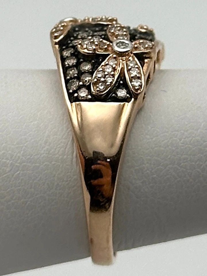 14K ROSE GOLD FLORAL RING, 0.80CTS OF BROWN & WHITE DIAMONDS SIZE: 7.5 4.7G: 14K ROSE GOLD FLORAL STYLE RING WITH 0.80CTS OF BROWN AND WHITE DIAMONDS SZ:7.5 14k Rose Gold Floral style Ring with 0.80cts of Brown and White Diamonds Condition: Used, has been cleaned Material: 14k