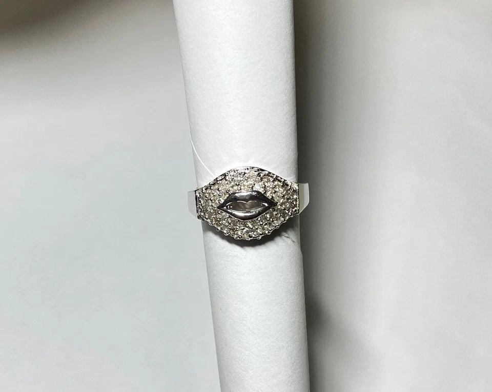 NEW WOMEN'S 14K WHITE GOLD RING WITH LIP OUTLINE AND 0.90CTW DIAMONDS 5.5 GRAM: WOMEN'S 14K WHITE GOLD RING WITH LIP OUTLINE CENTER AND 0.90CTS DIAMONDS Women's 14k White Gold Ring with Lip Outline Center and 0.90CTS Diamonds You are bidding on a new with tags Women's 14k White G