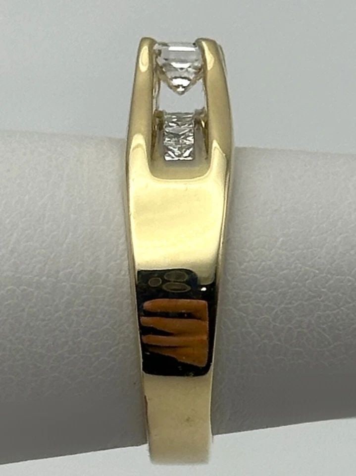14K YELLOW GOLD RING WITH 0.63CTS OF PRINCESS CUT DIAMONDS SIZE: 6.25 5.8G: 14k Yellow Gold Ring with 0.63cts of princess cut Diamonds Condition: Used Material: 14k Yellow Gold Ring Size: 6.25 Weight: 5.8 grams Top Width: 5.8mm Bottom Width: 3.3mm Stone Info: All Diamonds are