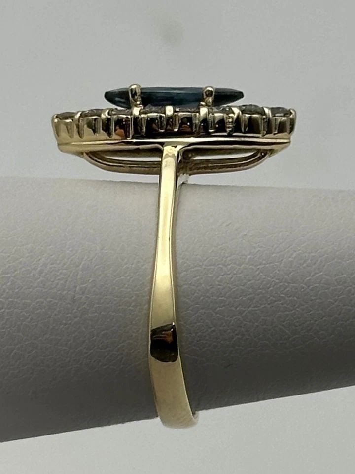 14K YELLOW GOLD RING WITH 0.65CT NATURAL SAPPHIRE AND 0.56CTW VS DIAMONDS 3.5G: 14K YELLOW GOLD RING WITH 0.65CT NATURAL SAPPHIRE AND 0.56CTS OF VS DIAMONDS 14k Yellow Gold Ring with marquise natural Sapphire and 0.56cts of VS Diamonds Condition: Used Material: 14k Yellow Gold Ri
