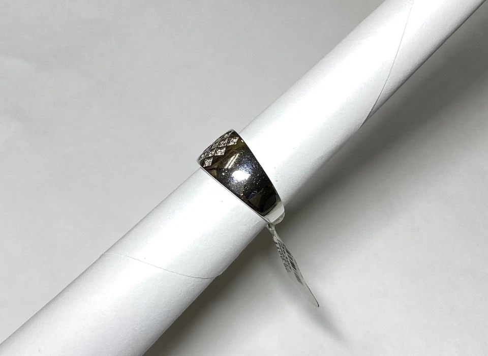 14K WHITE GOLD BAND WITH 0.15CTW DIAMONDS (SIZE 7.5) 5.3 GRAMS: WOMEN'S 14K WHITE GOLD BAND WITH 0.15CTS DIAMONDS (SIZE 7.5) Women's 14k White Gold Band with 0.15CTS Diamonds (Size 7.5) You are bidding on a new with tags Women's 14k White Gold Band with 0.15CTS Di