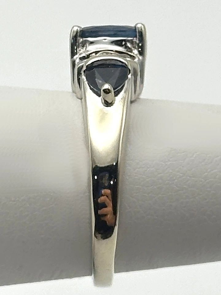 14K WHITE GOLD RING, 1.8CTS NATURAL SAPPHIRES, 0.12CTS DIAMONDS (SIZE 6.25) 4.1G: 14K WHITE GOLD RING WITH NATURAL SAPPHIRES AND 0.12CTS OF DIAMONDS SIZE: 6.25 14k White Gold Ring with Sapphires and 0.12cts of Diamonds Condition: Used, has been cleaned Material: 14k White Gold Ring