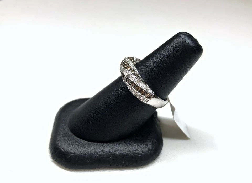 NEW 14K WHITE GOLD RING WITH WHITE/CHOCOLATE DIAMONDS (SIZE 6.75) 5.2 GRAM: 14K WHITE GOLD RING WITH SWIRLS OF WHITE AND CHOCOLATE DIAMONDS 14k White Gold Ring with Swirls of White and Chocolate Diamonds You are bidding on a new with defects 14k White Gold Ring with a Swirl o