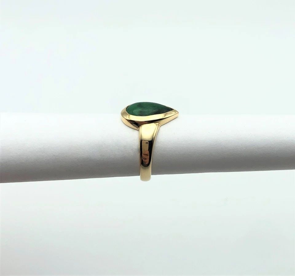 14K GOLD RING WITH PEAR CUT JADE (SIZE 7) 6.6 GRAM: 14k Gold Ring with pear Shaped Jade You are bidding on a 14k Gold Ring with pear Shaped Jade. The piece has been fully checked and inspected by our in house Jewelers. The ring has some marks and scrat