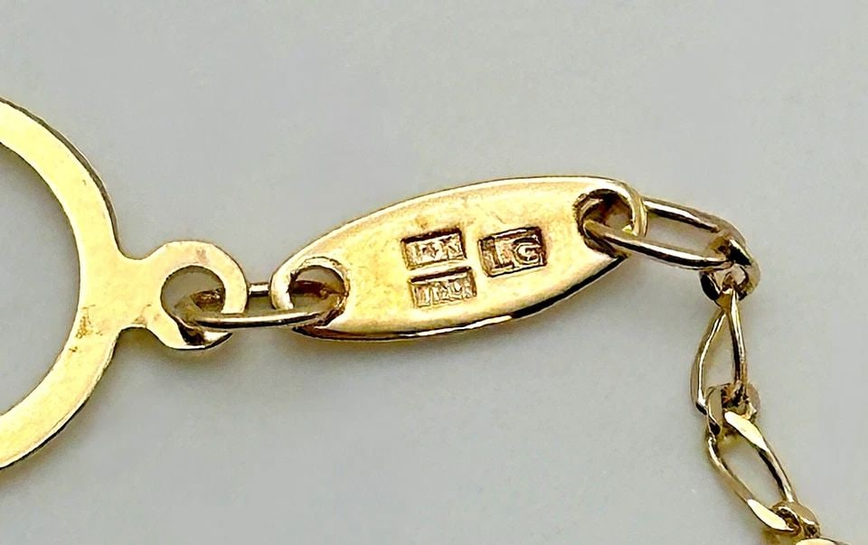 14K YELLOW GOLD TIE BAR / CLIP WITH DANGLE CHAIN 5.5 GRAMS: 14k Yellow Gold Tie Bar Clasp / Clip with dangle Chain Condition: Used, has been cleaned Material: 14k Yellow Gold Bar Size: 57mm x 5.6mm Weight: 5.5 grams Dangle Chain Length: 2.75" inches