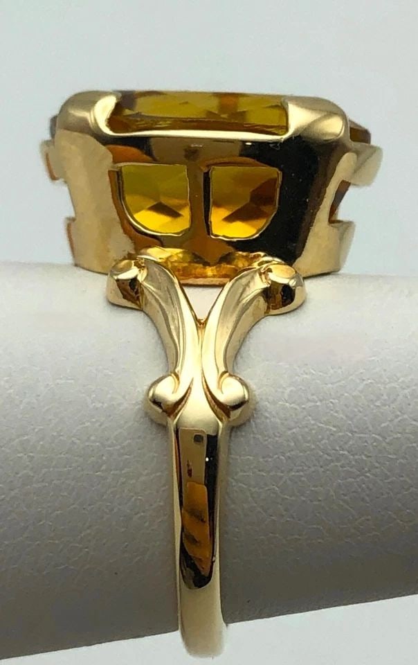 14K GOLD RING WITH A BRILLIANT CUT OVAL CITRINE (SIZE 6.25) 6.3 GRAMS: 14K GOLD RING WITH OVAL BRILLIANT CUT CITRINE SIZE: 6.25 6.3 GRAMS 14k Gold Ring with oval brilliant cut Citrine Condition: Used Material: 14k Yellow Gold Ring Size: 6.25 Weight: 6.3 grams Top Width: 