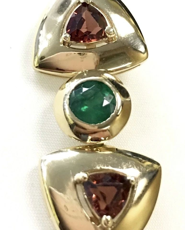 14K YELLOW GOLD PENDANT WITH EMERALD AND TWO GARNETS ( 5.5 GRAMS ) (1 of 2)