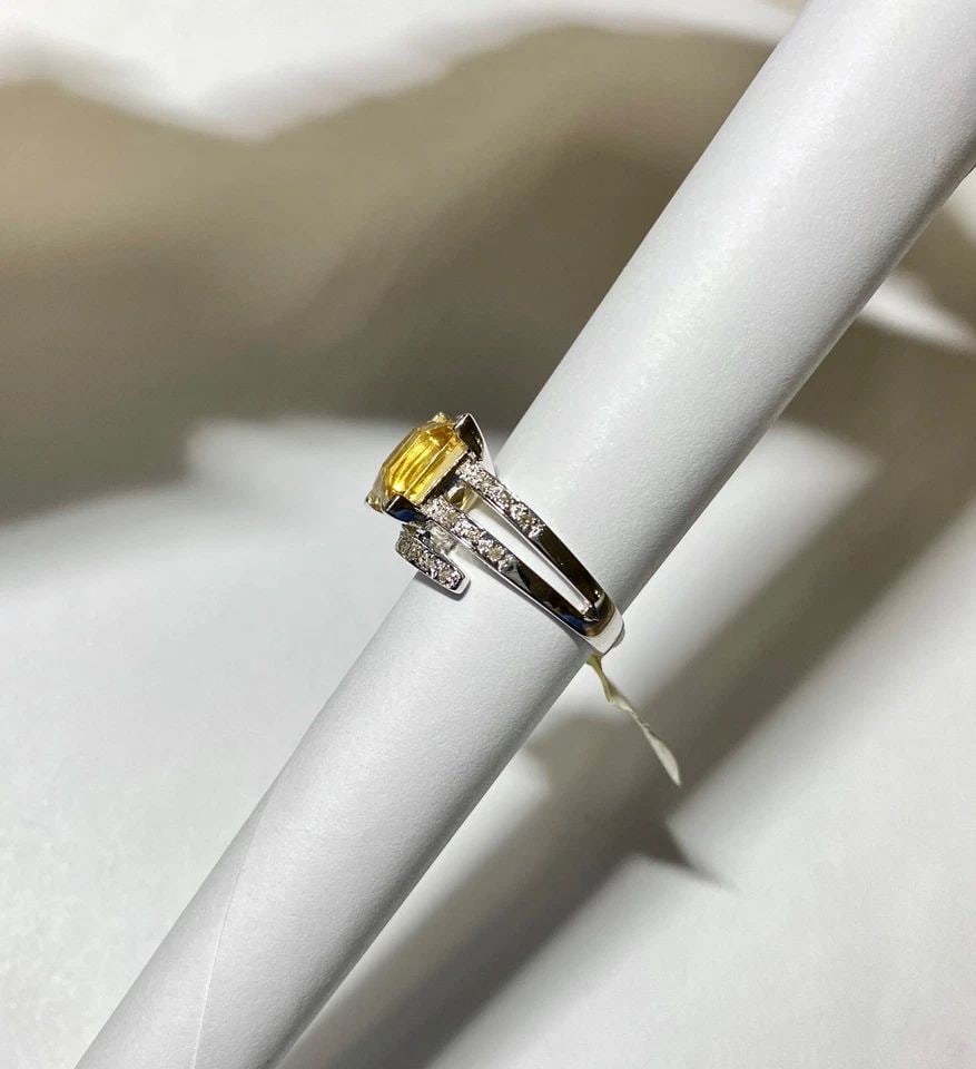 14K WHITE GOLD RING WITH CITRINE AND 0.15CTW DIAMONDS (SIZE 7) 6 GRAMS: WOMEN'S 14K WHITE GOLD RING WITH CITRINE AND 0.15CTS DIAMONDS (SIZE 7) Women's 14k White Gold Ring with Citrine and 0.15CTS Diamonds (Size 7) You are bidding on a new with tags Women's 14k White Gold 
