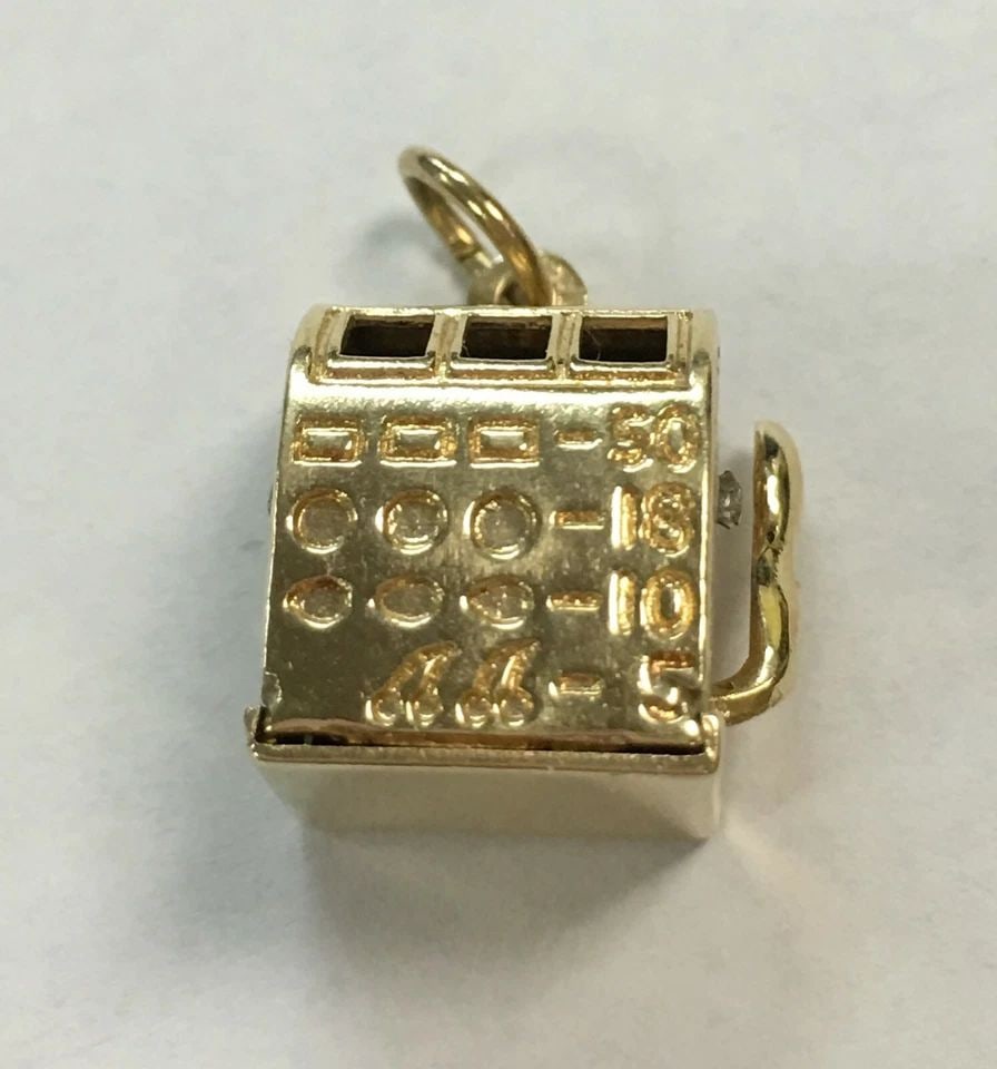 14K SOLID GOLD PENDANT SLOT MACHINE ( ACTUALLY MOVES AND PLAYS ) 5.6 GRAMS (1 of 2)