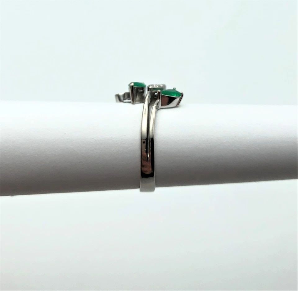 18K WHITE GOLD RING, 0.60CTW EMERALDS, DIAMONDS (SIZE 7.25) 4.4 GRAM: 18K WHITE GOLD RING MARQUISE/PEAR STYLE SET WITH EMERALDS/DIAMONDS SIZE 7.25 18k White Gold Ring Four Row Style set with Emeralds and Diamonds You are bidding on a 18k White Gold Ring Four Row Style s