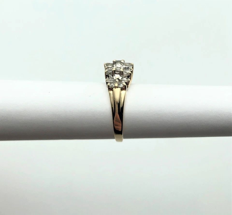 10K GOLD RING WITH 1.10CTW NATURAL DIAMONDS (SIZE 6.25) 4.3 GRAMS: 10K GOLD RING WITH ROUND AND BAGUETTE DIAMONDS 1.10CTTW (SIZE: 6.25) 10k Gold Ring with round and baguette Diamonds You are bidding on a 10k Gold Ring with round and baguette Diamonds. The ring has be