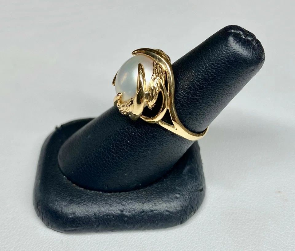 14K YELLOW GOLD RING SWIRL SETTING AND MABE PEARL (SIZE 6.5) 6 GRAMS: WOMEN'S 14K YELLOW GOLD AND MABE PEARL RING (SIZE 6.5) Women's 14k Yellow Gold and Mabe Pearl Ring (Size 6.5) You are bidding on a pre-owned Women's 14k Yellow Gold and Mabe Pearl Ring. The ring has m