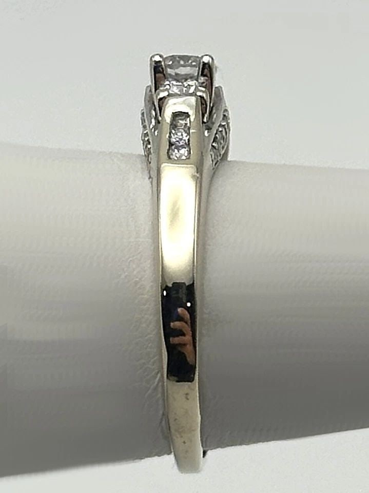 14K WHITE GOLD RING WITH 0.51CTW NATURAL DIAMONDS (SIZE 6.75) 4.2 GRAMS: 14k White Gold Ring with 0.51cts of Natural Diamonds Condition: Used, has been cleaned Material: 14k White Gold Ring Size: 6.75 Weight: 4.2 grams Top Width: 5mm Bottom Width: 1.5mm Stone Info: The dia