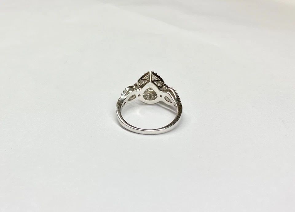 14K WHITE GOLD RING WITH PEAR AND ROUND DIAMONDS 0.50CTTW (SIZE 6.5) 6.5 GRAMS: WOMEN'S 14K WHITE GOLD RING WITH YELLOW PEAR SHAPE AND ROUND DIAMONDS 0.50CTTW Women's 14k White Gold Ring with Yellow Pear Shape and Round Diamonds 0.50cttw You are bidding on a pre-owned Women's 14k