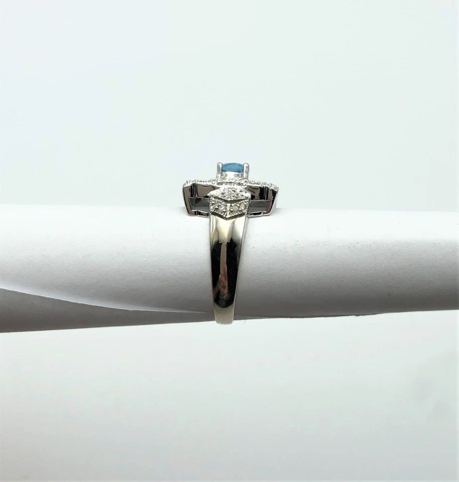 14K WHITE GOLD SQUARE RING WITH BLUE TOPAZ AND DIAMONDS (SIZE 6.5) 5.3 GRAMS: 14K WHITE GOLD SQUARE HEAD RING WITH CENTER BLUE TOPAZ AND 0.35CTS OF DIAMONDS 14k White Gold Square Head Ring with center Blue Topaz and 0.35cts of Diamonds You are bidding on a 14k White Gold Square