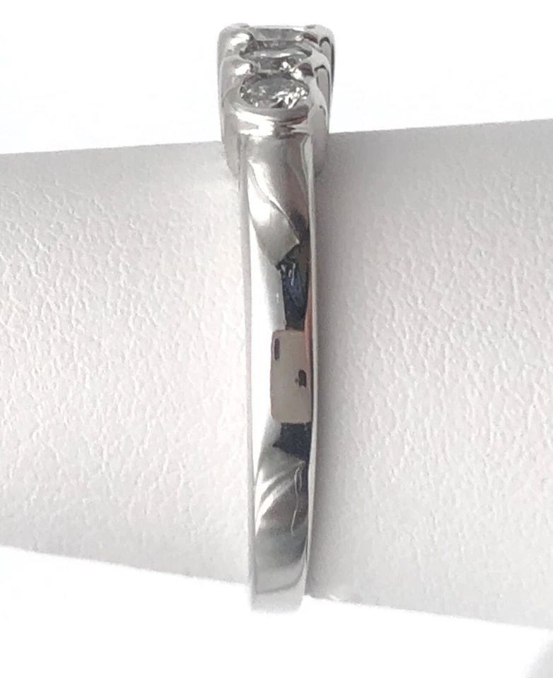 14K WHITE GOLD RING WITH 5 NATURAL DIAMONDS 0.50CTW (SIZE 7) 3.5 GRAM: 14K WHITE GOLD RING WITH 5 DIAMONDS 0.50CTW SIZE: 7 Condition: Used Material: 14k White Gold Ring Size: 7 Weight: 3.5 grams Top Width: 4.5mm Bottom Width: 2.2mm Stone Info: 5 Diamonds, round brilliant