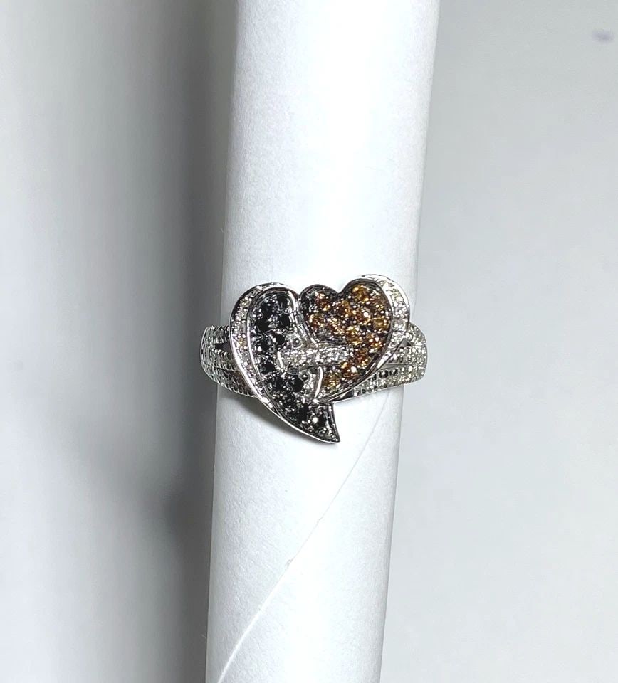 14K WHITE GOLD HEART RING WITH 0.59CTW CHAMPAGNE/BLACK/WHITE DIAMONDS 5.1G: WOMEN'S 14K WHITE GOLD HEART RING WITH 0.59CT CHAMPAGNE/BLACK/WHITE DIAMONDS Women's 14k White Gold Heart Ring with 0.59CT Champagne/Black/White Diamonds You are bidding on a pre-owned Women's 14k Whi