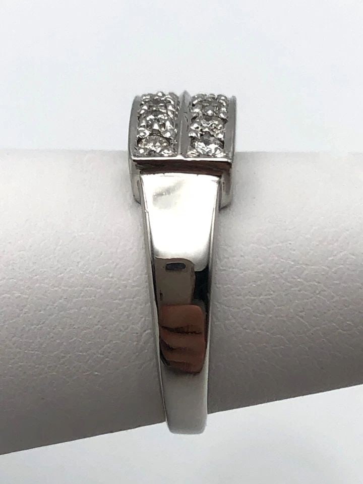 PLATINUM RING/BAND WITH 0.50CTW NATURAL DIAMONDS (SIZE 6.25) 6 GRAMS: Platinum Ring with 0.50cts of clustered Diamonds Condition: Display Model, no box or papers. Has very few minor scratches from being a display model (these are the imperfections) Material: 900 Platinu