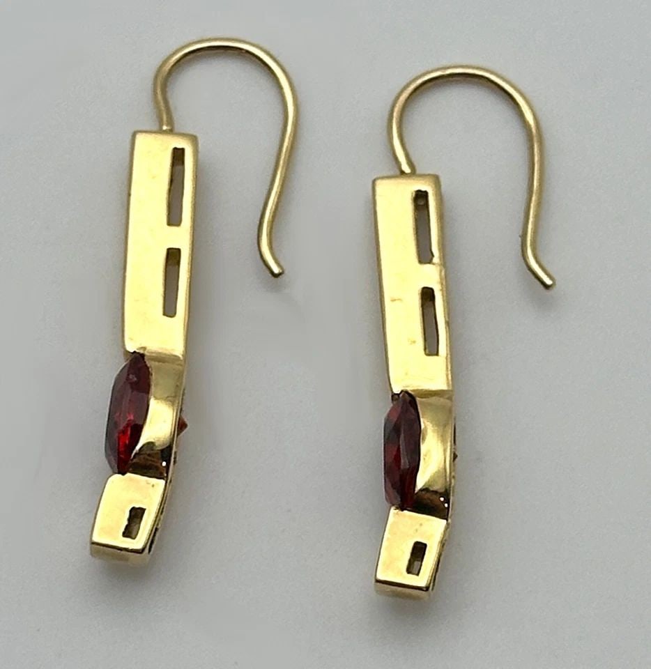 18K YELLOW GOLD BAR EARRINGS SET WITH GARNETS, HOOK DANGLE / DROP STYLE 4.5G: 18k Yellow Gold Bar Earrings set with Garnets, Hook Dangle / Drop Style Condition: Used, Has marks and scratches Material: 18k Yellow Gold Weight: 4.5 grams Earrings Size: 24mm x 5mm in size Back Type