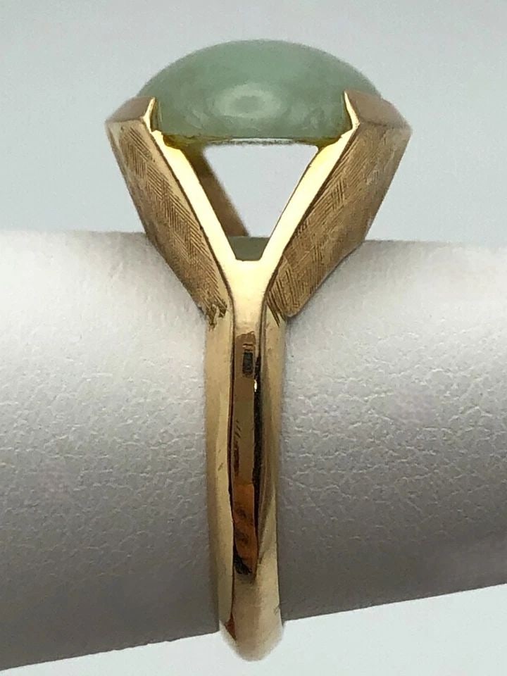 14K YELLOW GOLD RING WITH 19X12MM OVAL CABOCHON JADE ( SIZE: 6 ) 6.2 GRAM: 14K YELLOW GOLD RING SET WITH OVAL JADE 6.2 GRAMS SIZE: 6 14k Yellow Gold Ring set with oval Jade Condition: Used, has been cleaned Material: 14k Yellow Gold Ring Size: 6 Weight: 6.2 grams Top Width: 
