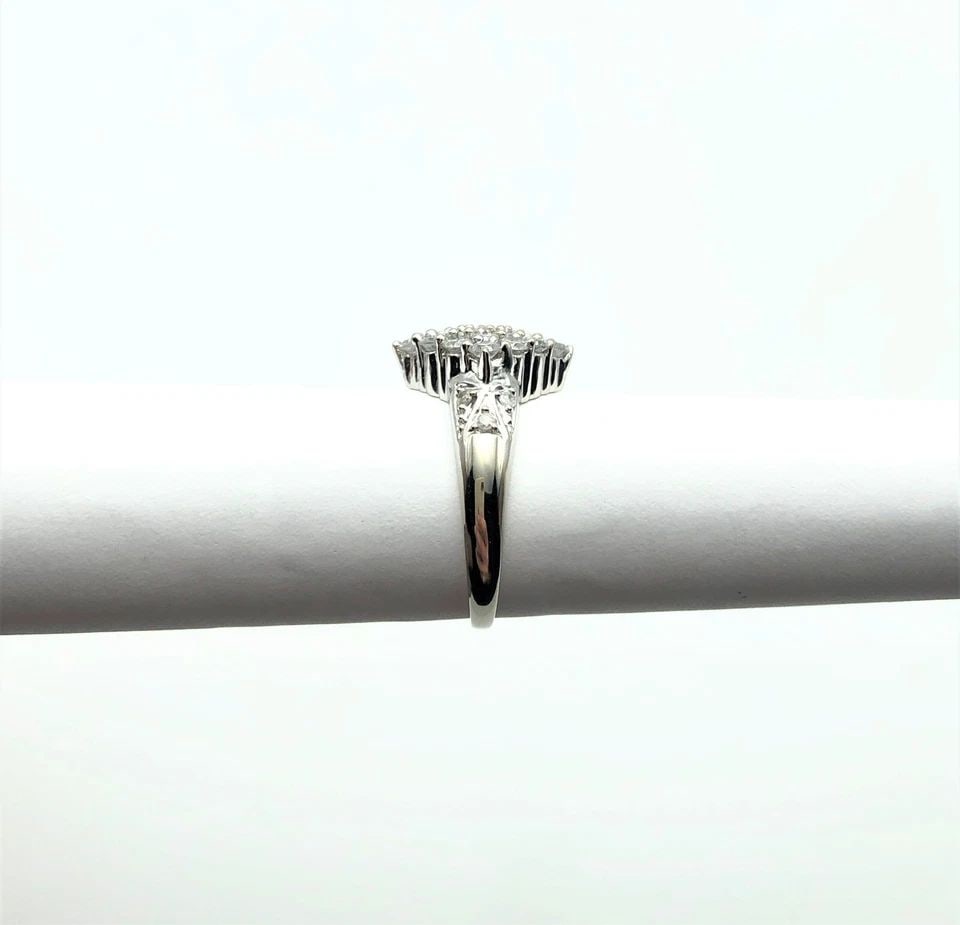 14K WHITE GOLD RING WITH 1.05CTW DIAMONDS (SIZE 6) 3.4G: 14K WHITE GOLD RING WITH SQUARE HEAD SET WITH 1.05CTS DIAMONDS (SIZE: 6) 14k White Gold Ring with Square Head set with 1.05cts Diamonds You are bidding on a 14k White Gold Ring with Square Head set wi