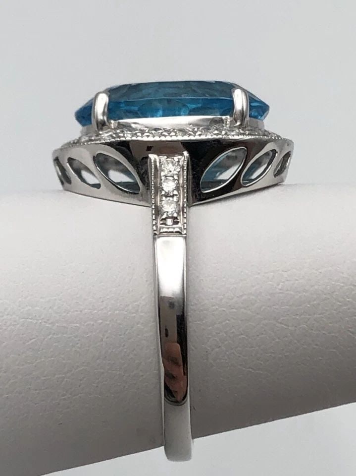 14K WHITE GOLD RING WITH BLUE TOPAZ, 0.45CTW DIAMONDS (SIZE 7.25) 4.9 GRAM: 14K WHITE GOLD RING WITH CENTER BLUE TOPAZ AND 0.45CTS DIAMONDS SIZE: 7.25 14k White Gold Ring with center Blue Topaz and 0.45cts of Diamonds Condition: Display Model, No box or papers Material: 14k W