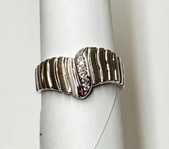 NEW 14K WHITE GOLD V-TAPER RING/BAND WITH 0.05CTW DIAMONDS (SIZE 6.5) 5.4 GRAM (1 of 2)