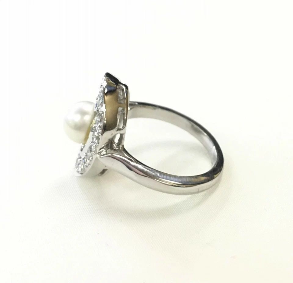 14K WHITE GOLD RING WITH PEARL AND 0.57CTW NATURAL DIAMONDS (SIZE 5.25) 4.6 GRAM: 14K WHITE GOLD RING WITH SINGLE PEARL AND DIAMONDS (SIZE: 5.25) 14k White Gold Ring with Single Pearl and Diamonds You are bidding on a 14k White Gold Ring with Single Pearl and Diamonds. The piece ha